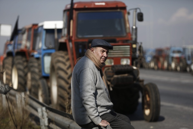 Фермерите от различни краища на Гърция предупреждават за продължителна или пълна блокада на централни пътни артерии