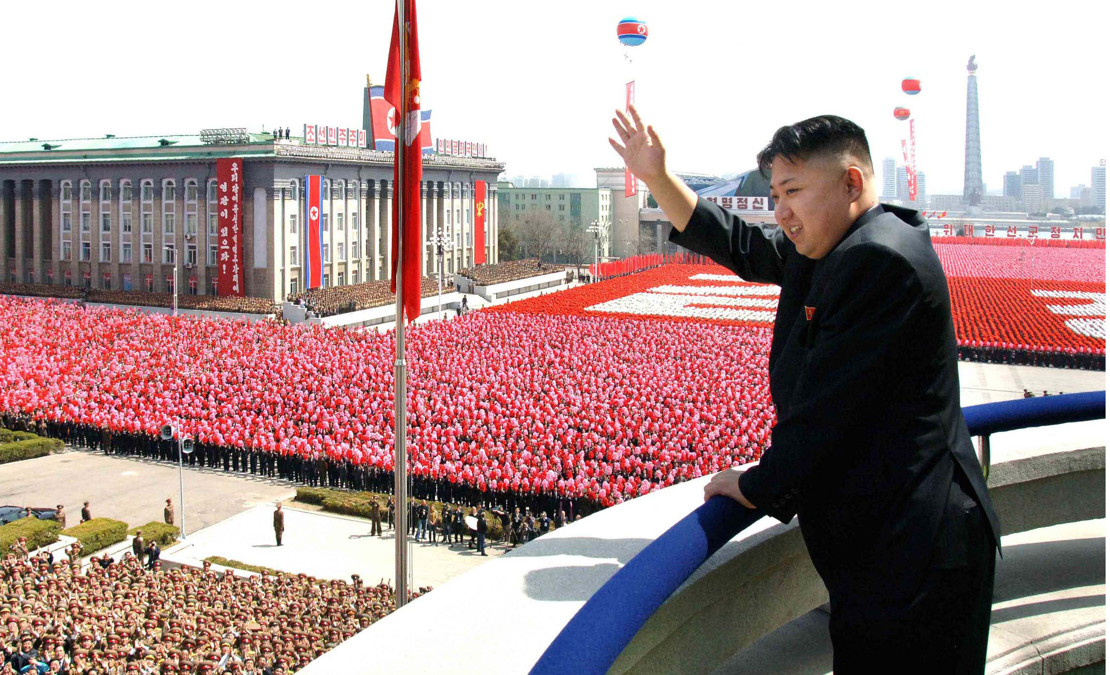 На тази севернокорейска манифестация има повече хора, отколкото е общият брой на интернет потребителите в страната
