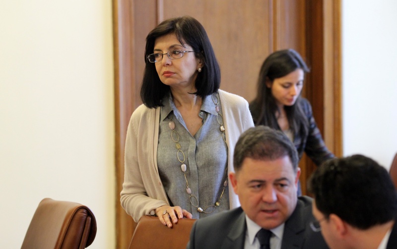 Процедурата била пусната в отсъствието на министър Меглена Кунева