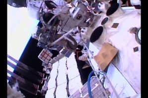 Руски астронавти излязоха на “космическа разходка“ (ВИДЕО)