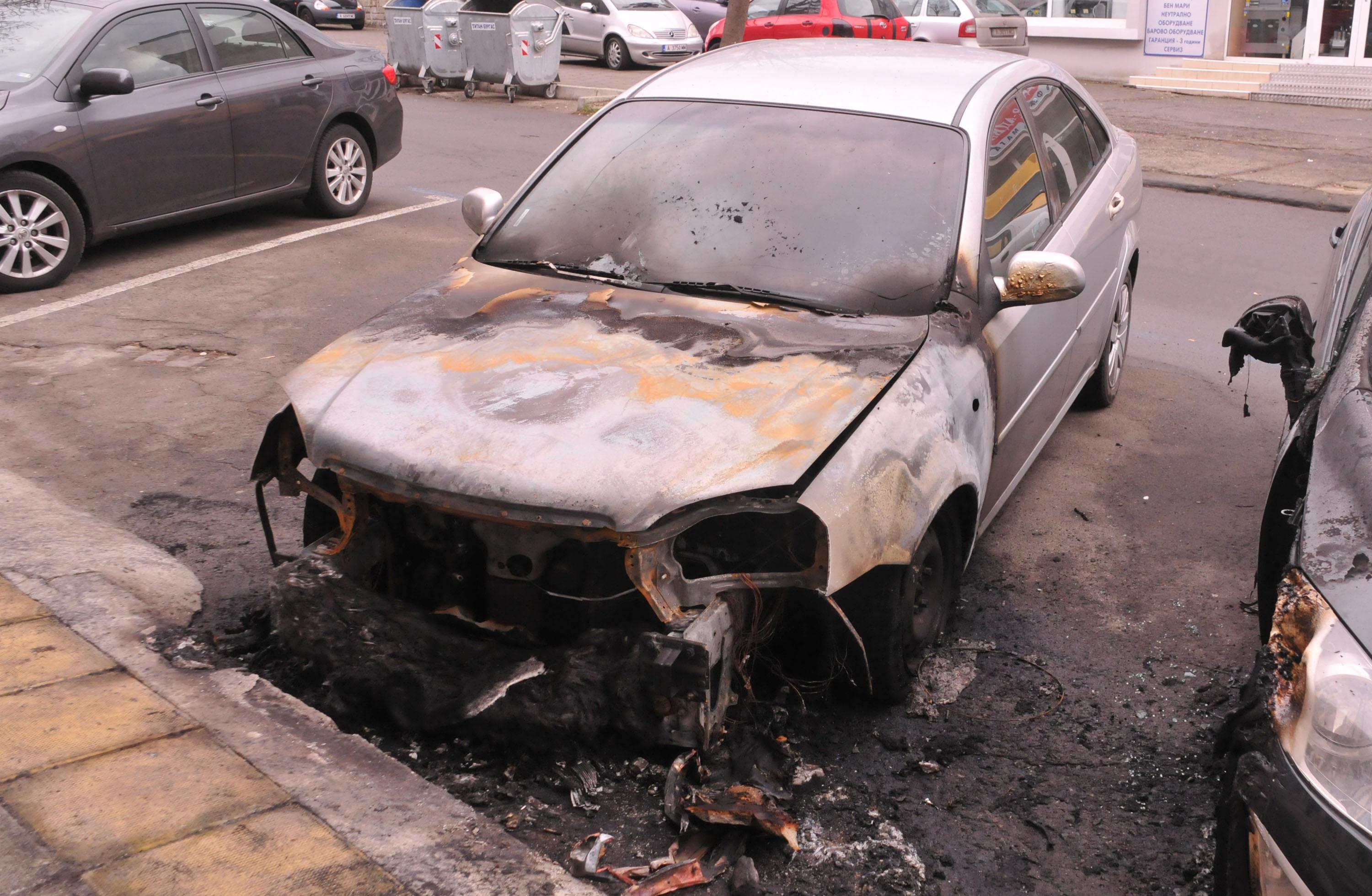 Запалиха колата на шефа на Бургаския затвор (снимки)