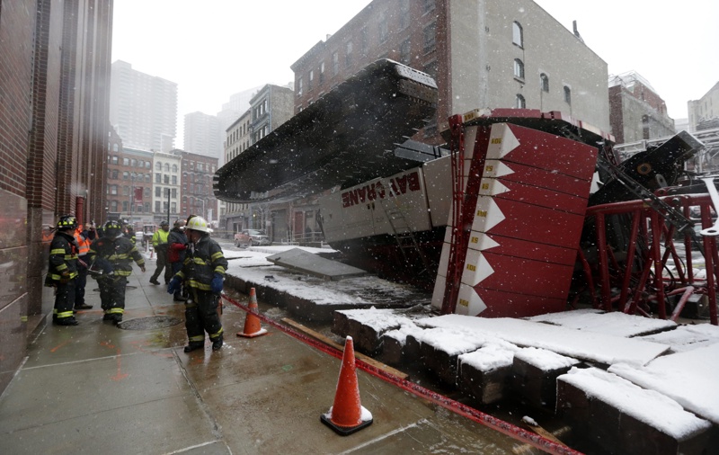 Строителен кран падна в центъра на Ню Йорк