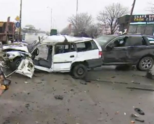 Шофьор се удари в паркирани коли в София и загина