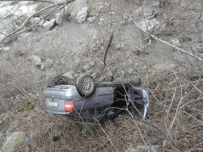 Кола падна в Струма след катастрофа в Кресненското дефиле