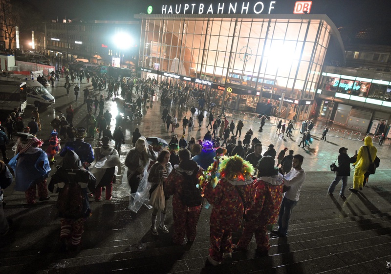 Гаровият площад в Кьолн е ярко осветен заради карнавала