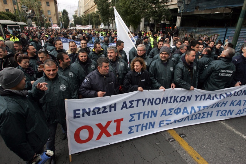 Гръцки пожарникари и полицаи се присъединиха към многолюдните протести в Атина