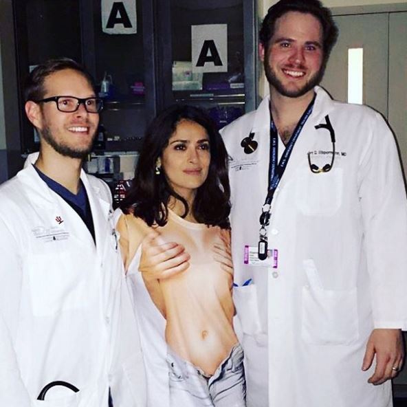 Салма Хайек посети болница в неподходящо облекло