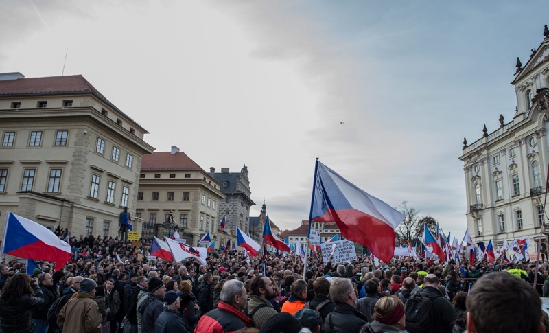 Многохилядно множество в Прага развяваше националния флаг