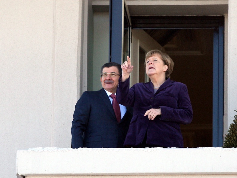 Ангела Меркел посрещната с военни почести в Анкара