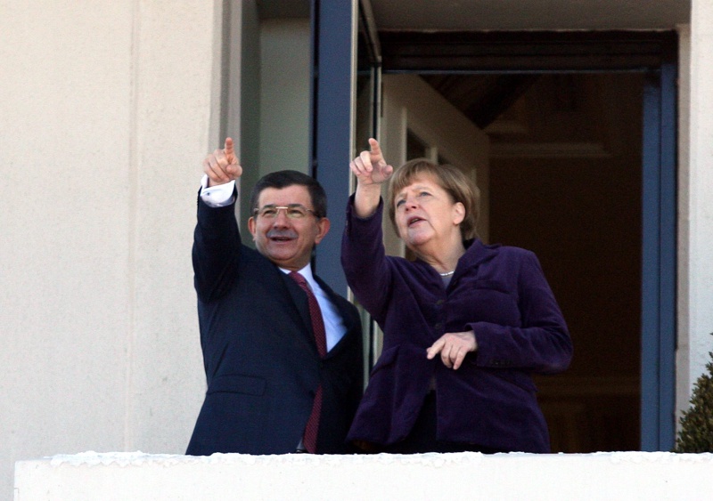 Ахмет Давутоглу и Ангела Меркел търсят изход от бежанската криза