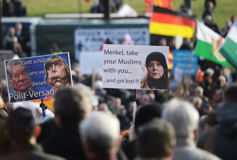 Протест на ПЕГИДА в Дрезден: ”Меркел, вземи си мюсюлманите и изчезвай”
