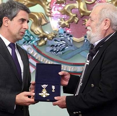 През 2014 г. Росен Плевнелиев награди с орден за ”Гражданска заслуга” Петър Манолов