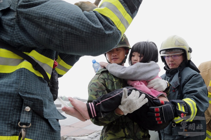 Малко момиче бе извадено живо от развалините в Тайван