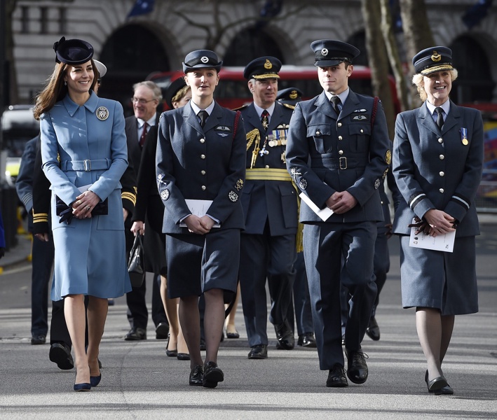 Катрин се срещна с кадети от Кралските ВВС