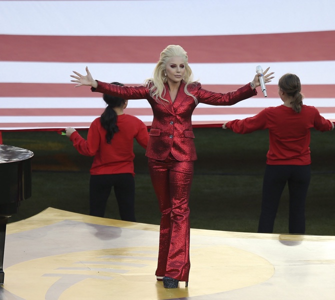 Лейди Гага пее американския химн на Супербоул