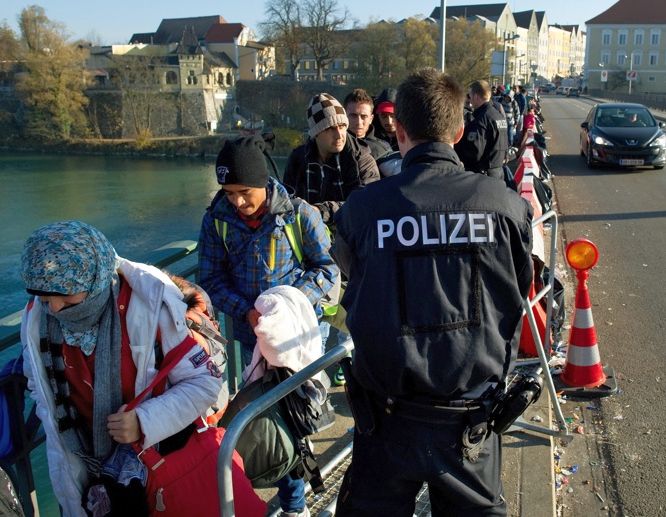 Подарък за Меркел от бежанци предизвика щурм в поща