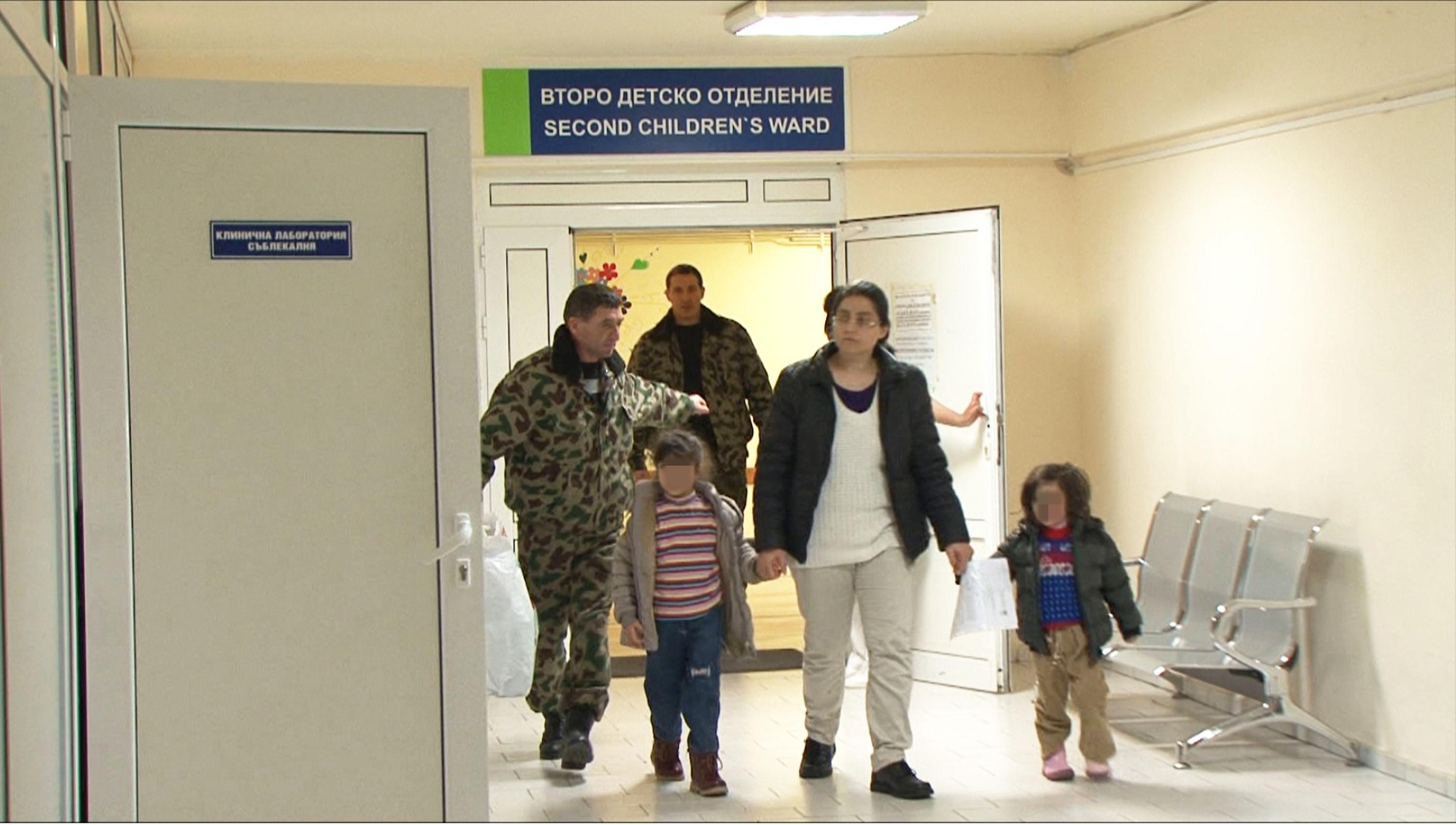 Днес изписаха от МБАЛ – Бургас бежанка с две от децата, спасени преди дни в снеговете около границата до Малко Търново