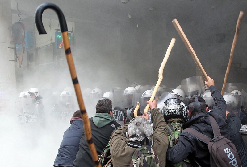 Фермери нападнаха с тояги полицията в Атина