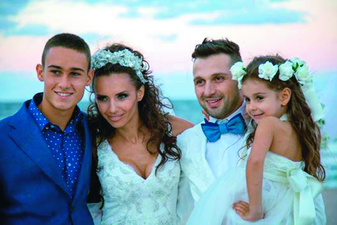Александър Сано и Нели Атанасова с децата на сватбата си
