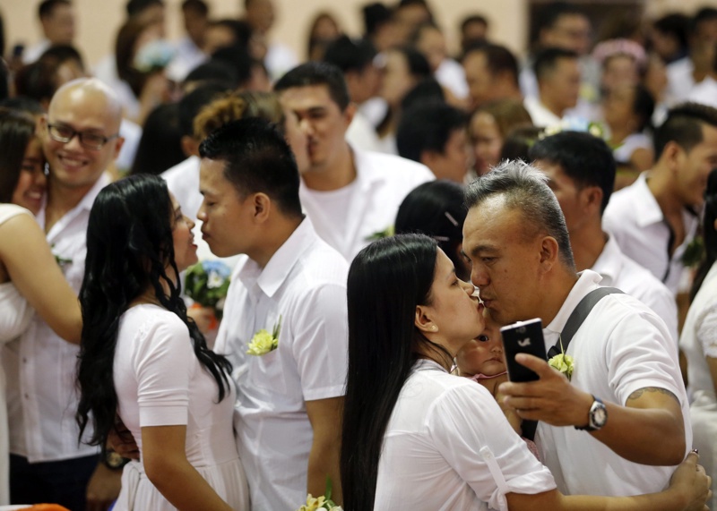 Стотици се ожениха за Св. Валентинна Филипините