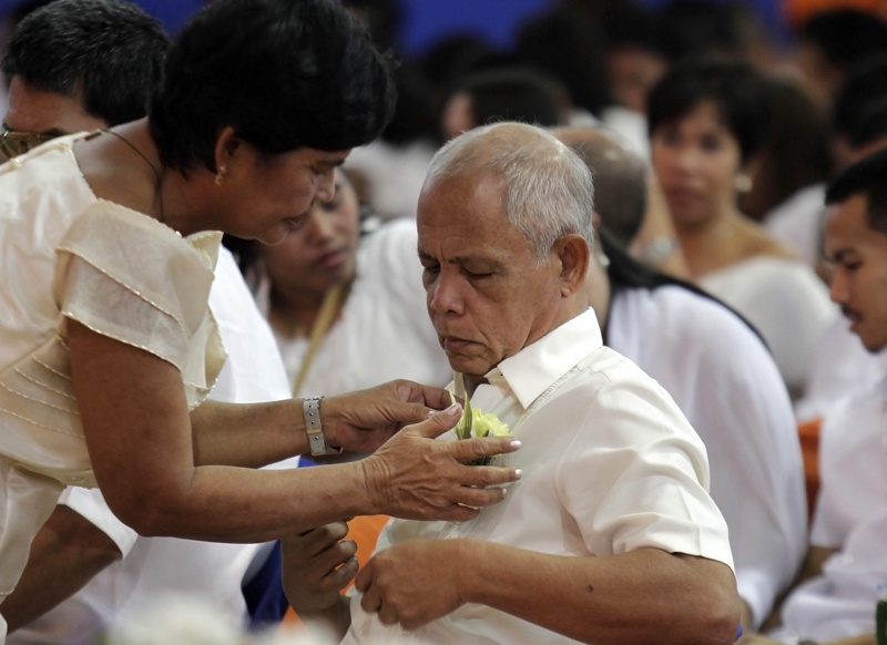 Стотици се ожениха на масови сватби във Филипините