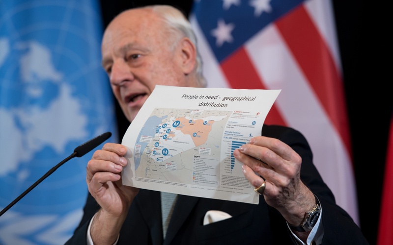 Специалният пратеник на ООН Стафан де Мистура показва карта на Сирия. От него се очаква да съдейства за преговорите в страната