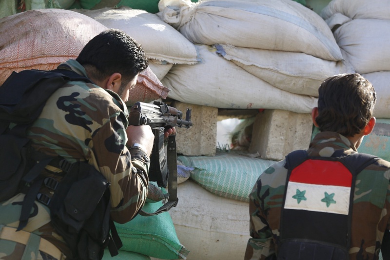 Сирийски войници на огнева позиция в района на Дамаск
