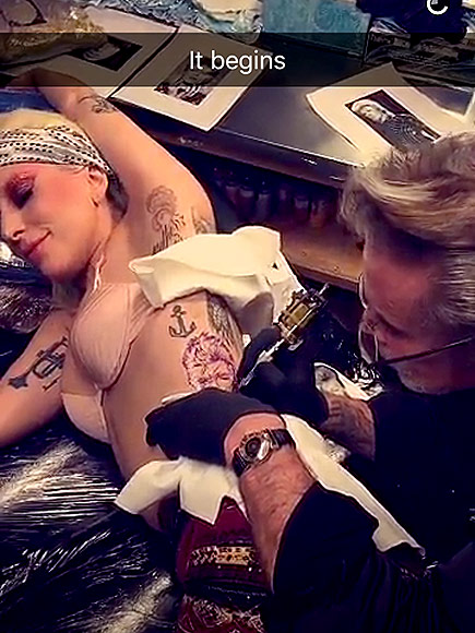 Лейди Гага си татуира лика на Дейвид Бауи