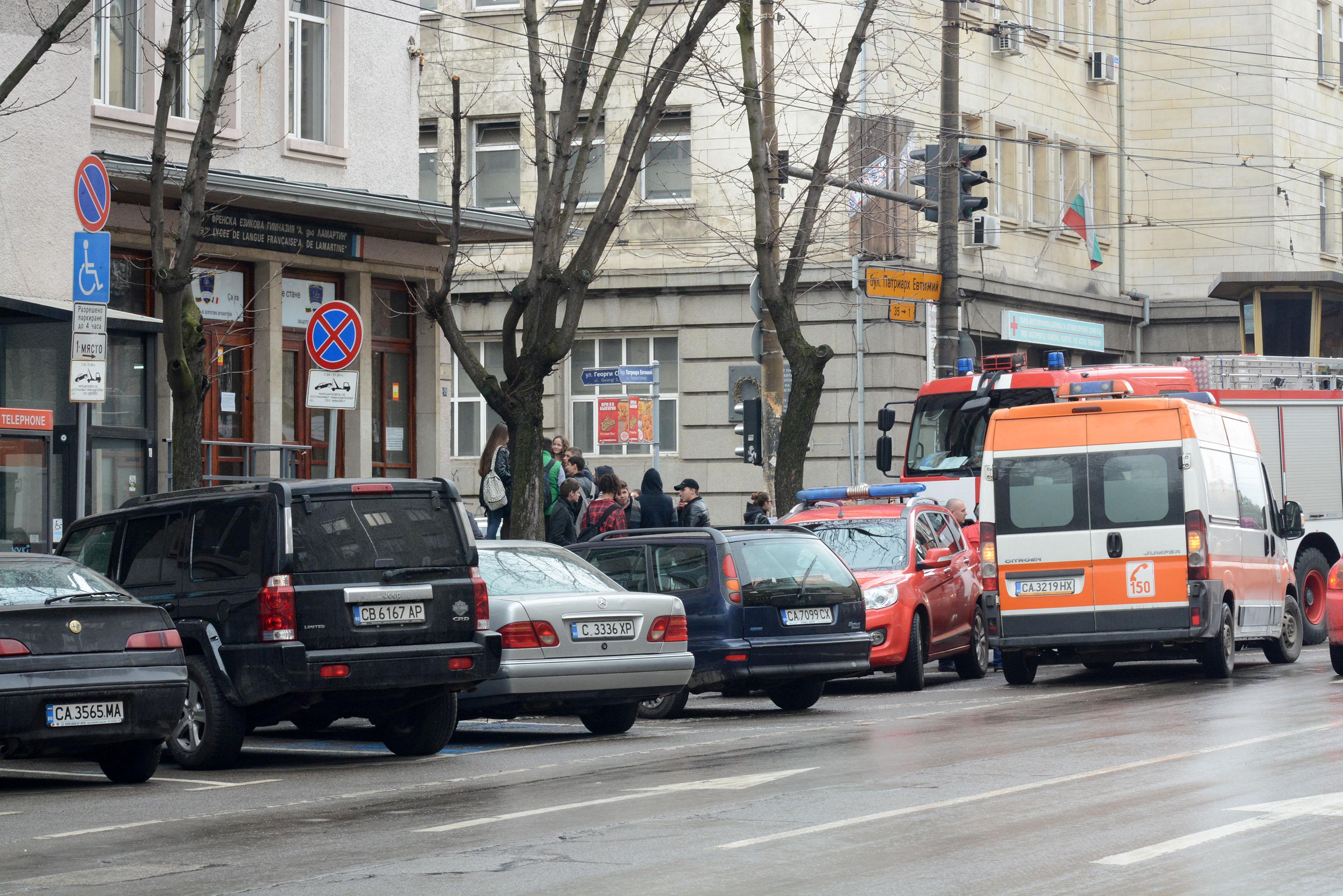 На място бяха изпратени екипи на пожарната, полицията и Бърза помощ