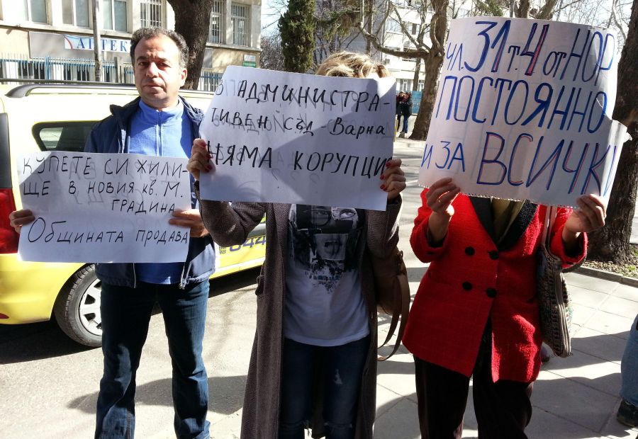 Варненци протестираха срещу колите в Морската градина