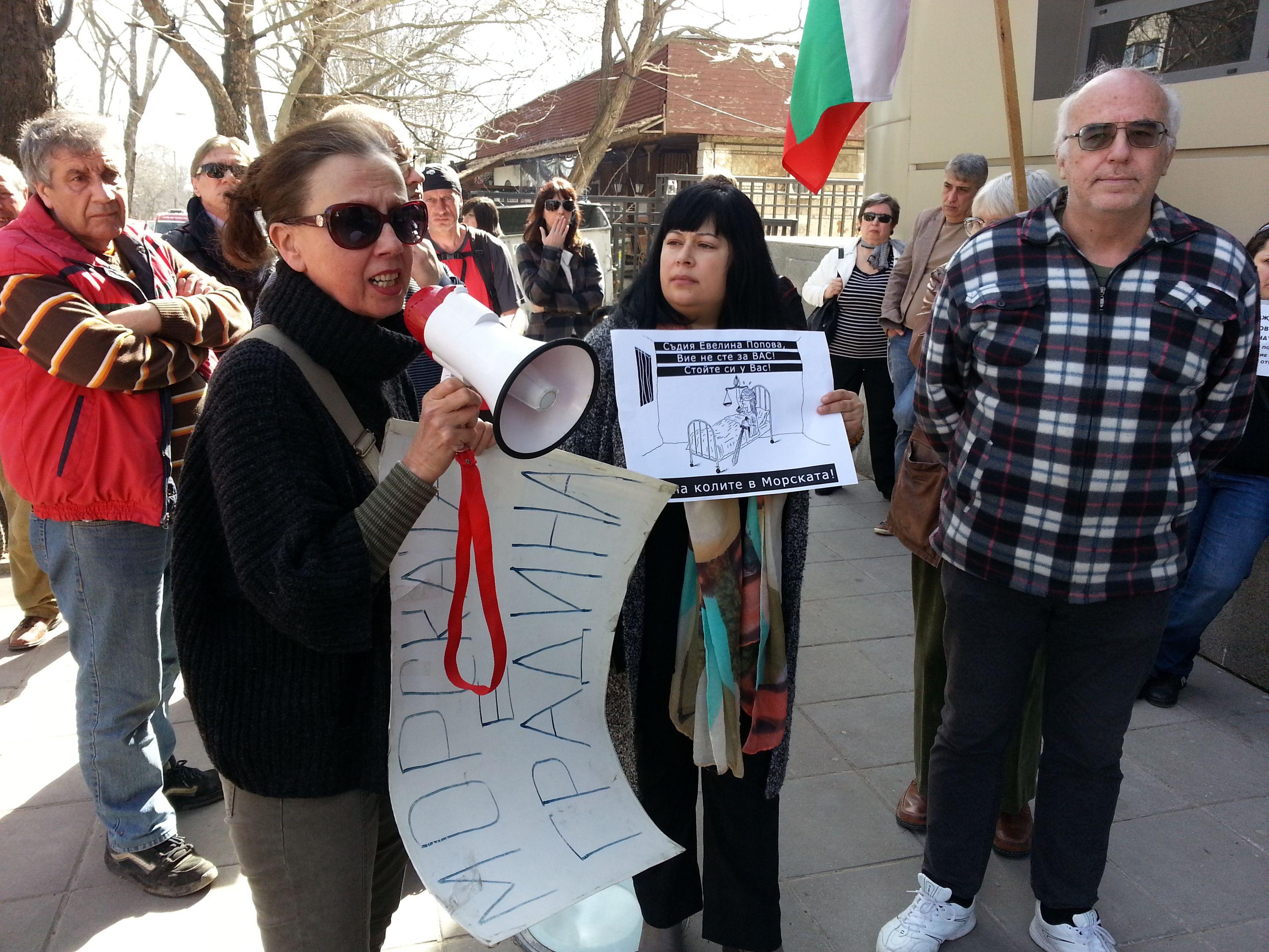 Варненци протестираха пак за колите в Морската градина