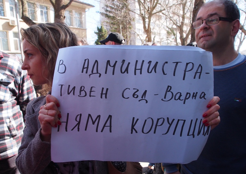 Варненци протестираха срещу колите в Морската градина