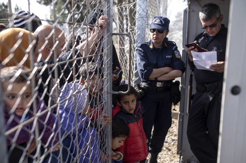 Мигранти щурмуваха гръцко-македонската граница