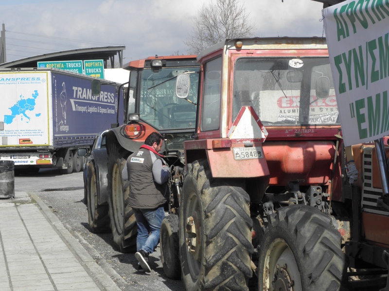 Протестиращи гръцки фермери затварят границата