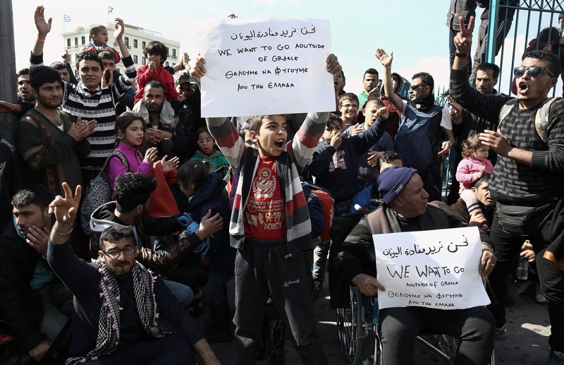 В протестен марш от Пирея до Атина сирийски бежанци настояха за отваряне на границите.