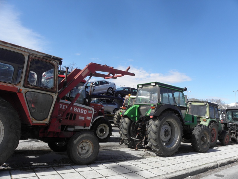 Очаква се пълно изтегляне на тракторите на протестиращите гръцки фермери