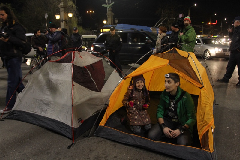 Протестиращи опънаха палатки на Орлов мост