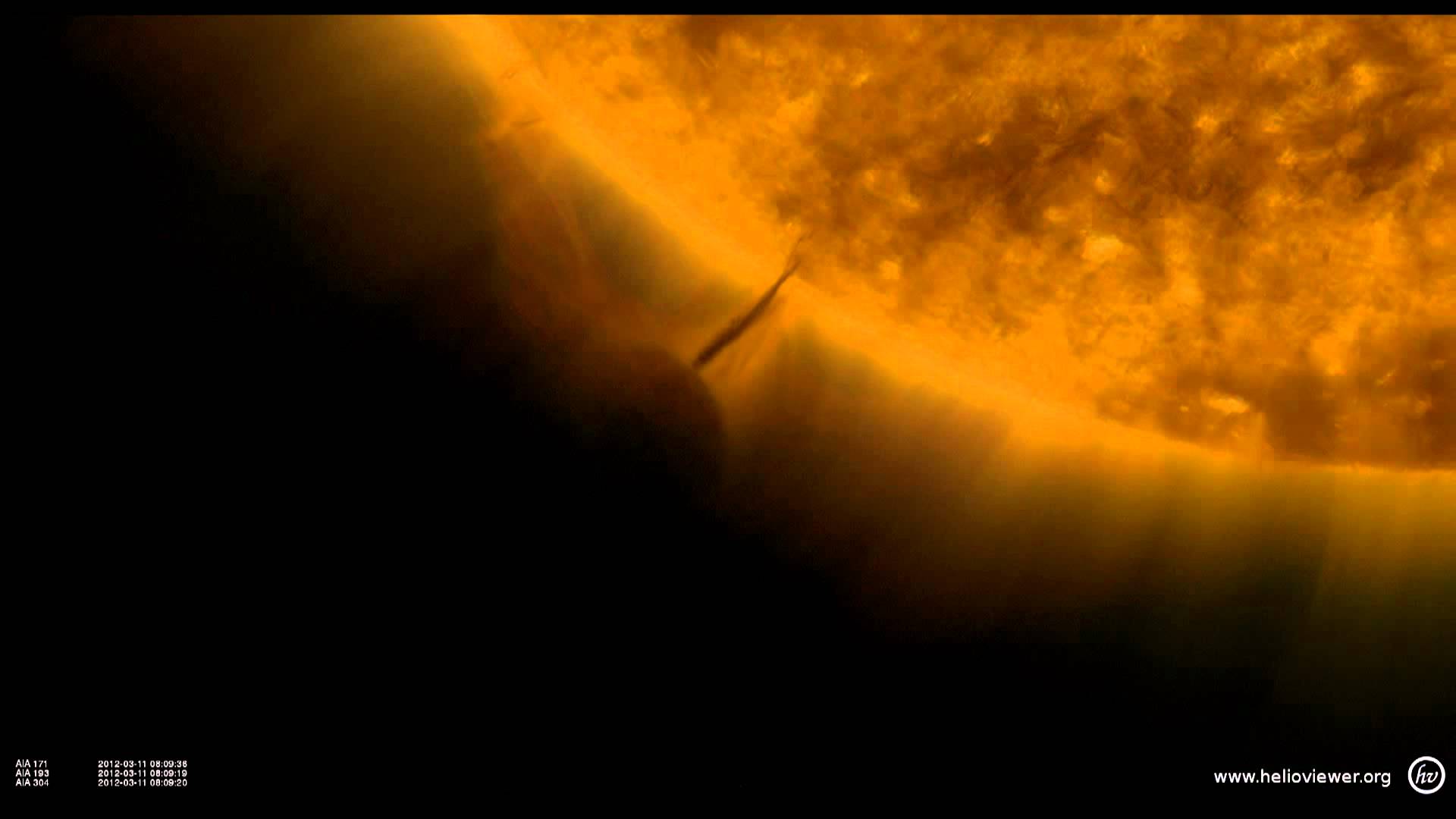 НЛО кръжи около Слънцето? (видео)