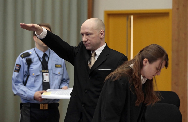 Брайвик съди Норвегия, отправи нацистки поздрав в съда