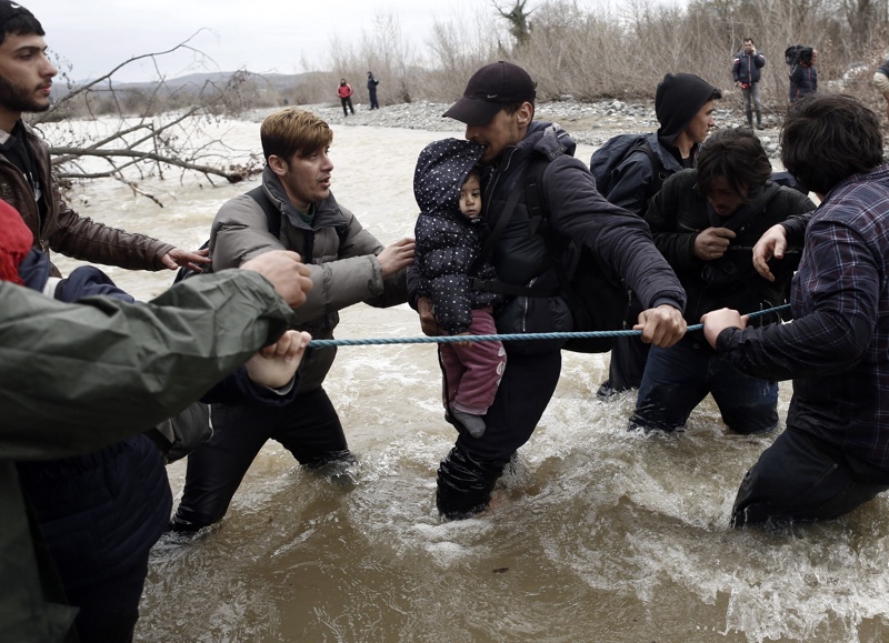 Мигранти от лагера край село Идомени пресичат реката в опит да намерят алтернативен маршрут за пресичане на реката