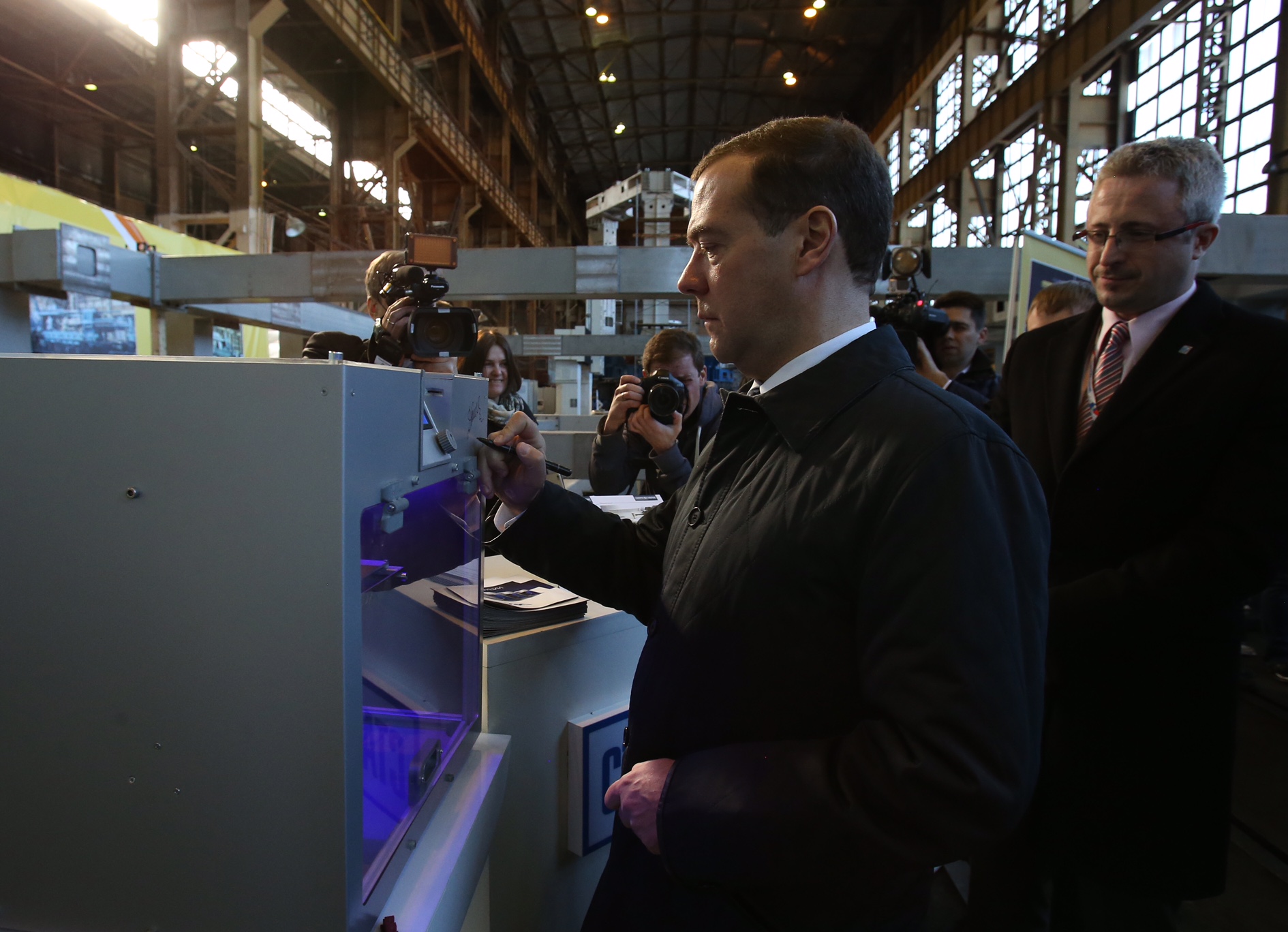Станкопром показа руския 3D принтер на Дмитрий Медведев, който се подписа на машината