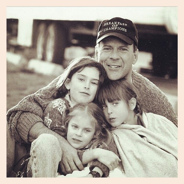 Брус Уилис с трите си дъщери от Деми Мур като малки