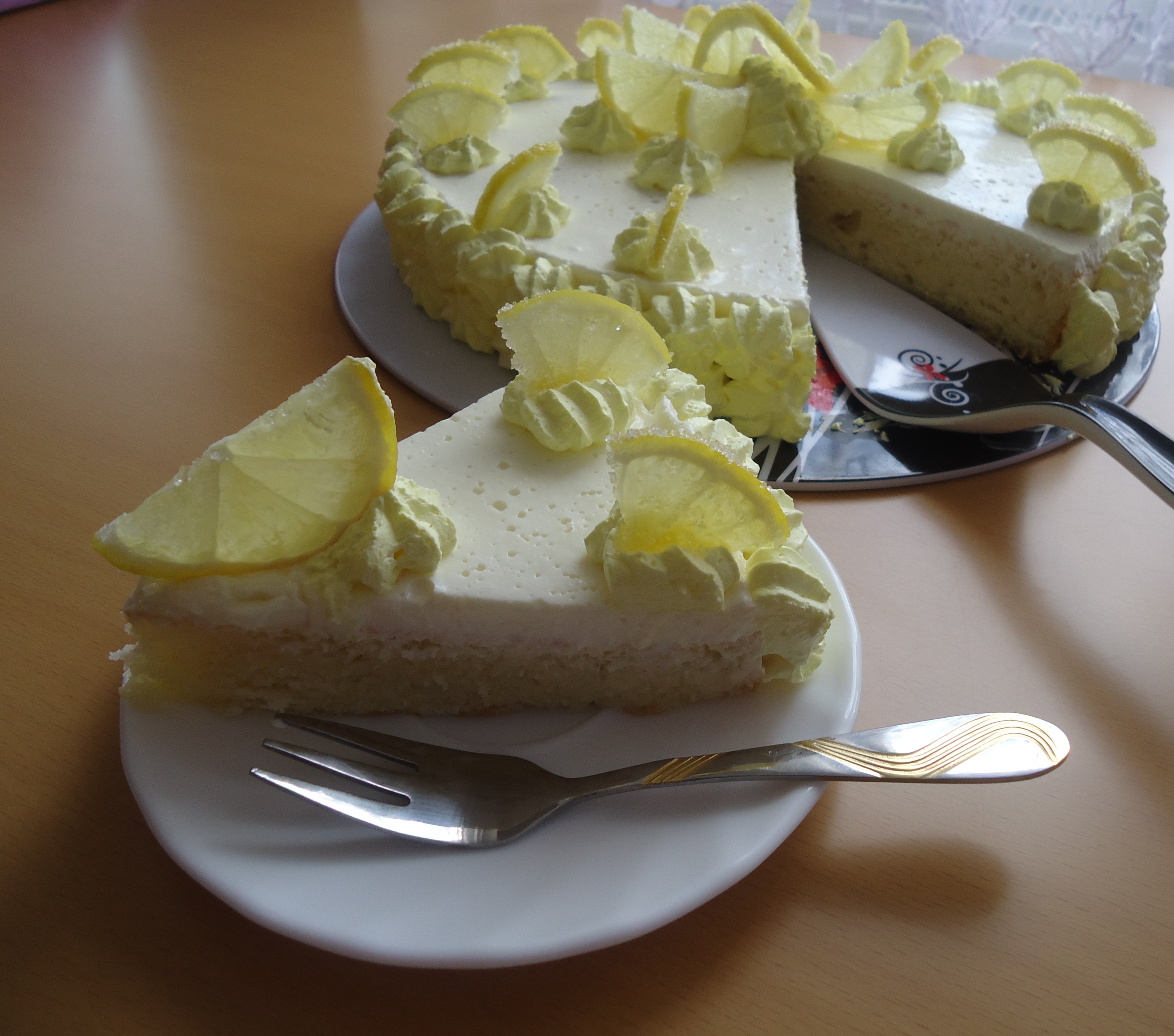 Лимонов кейк с бяла глазура