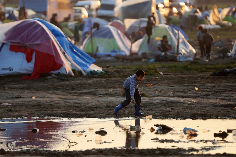 Животът и перспективите на десетки хиляди деца са разстроени и в мигрантските вълни