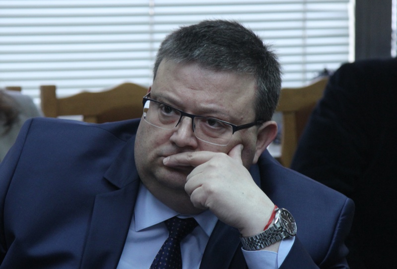 Цацаров иска уволнение на двама прокурори и следовател