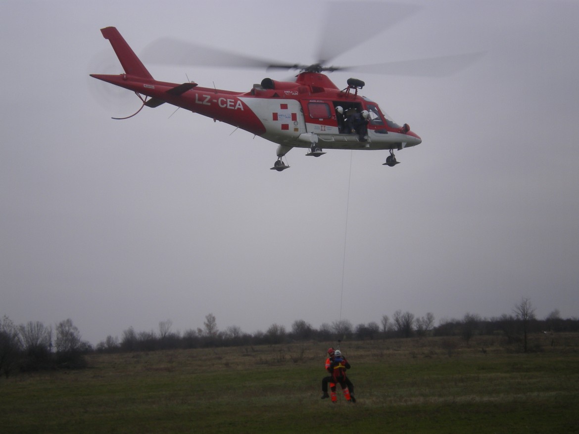 В спасителната операция е участвал и хеликоптер