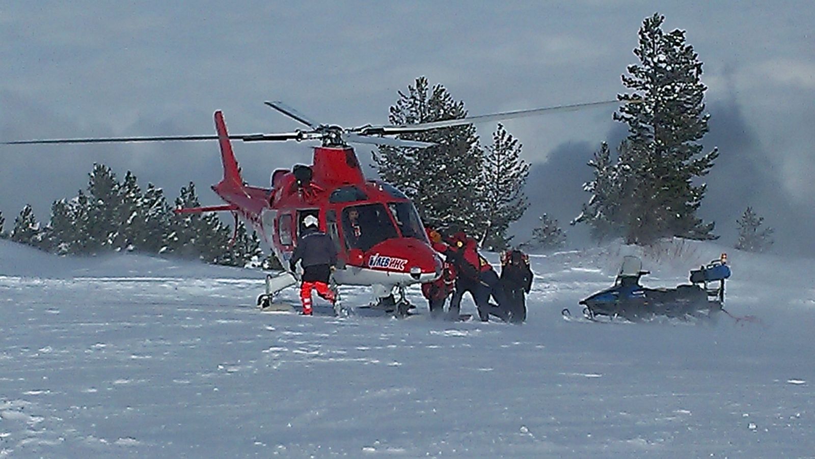 Хеликоптер спаси парапланеристи, пострадали край Мальовица