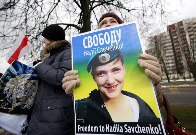 Жена с плакат, на който пише ”Свобода за Савченко”