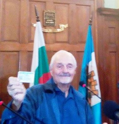 Режисьорът с треперещи ръце и почти през сълзи прие личната си карта