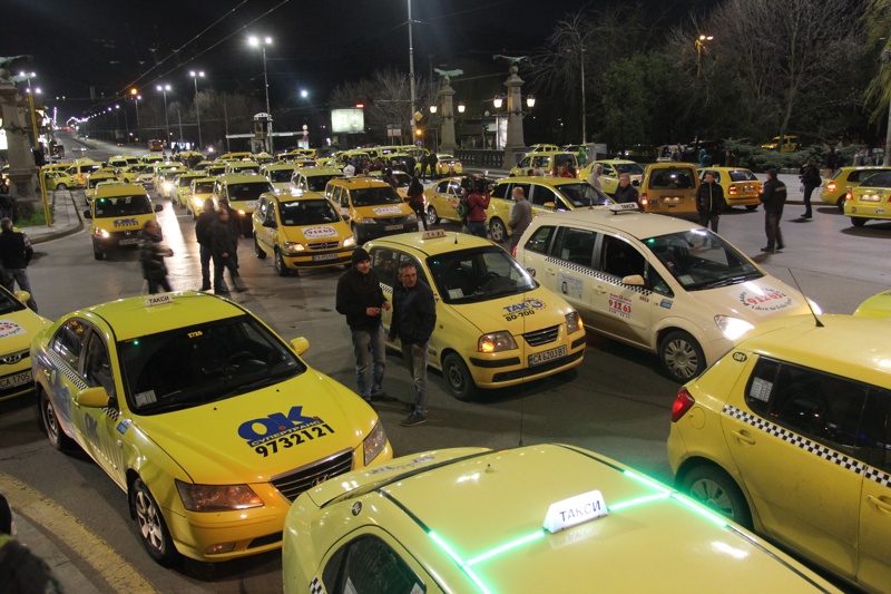 Таксита блокираха ”Орлов мост” в София (Снимки)